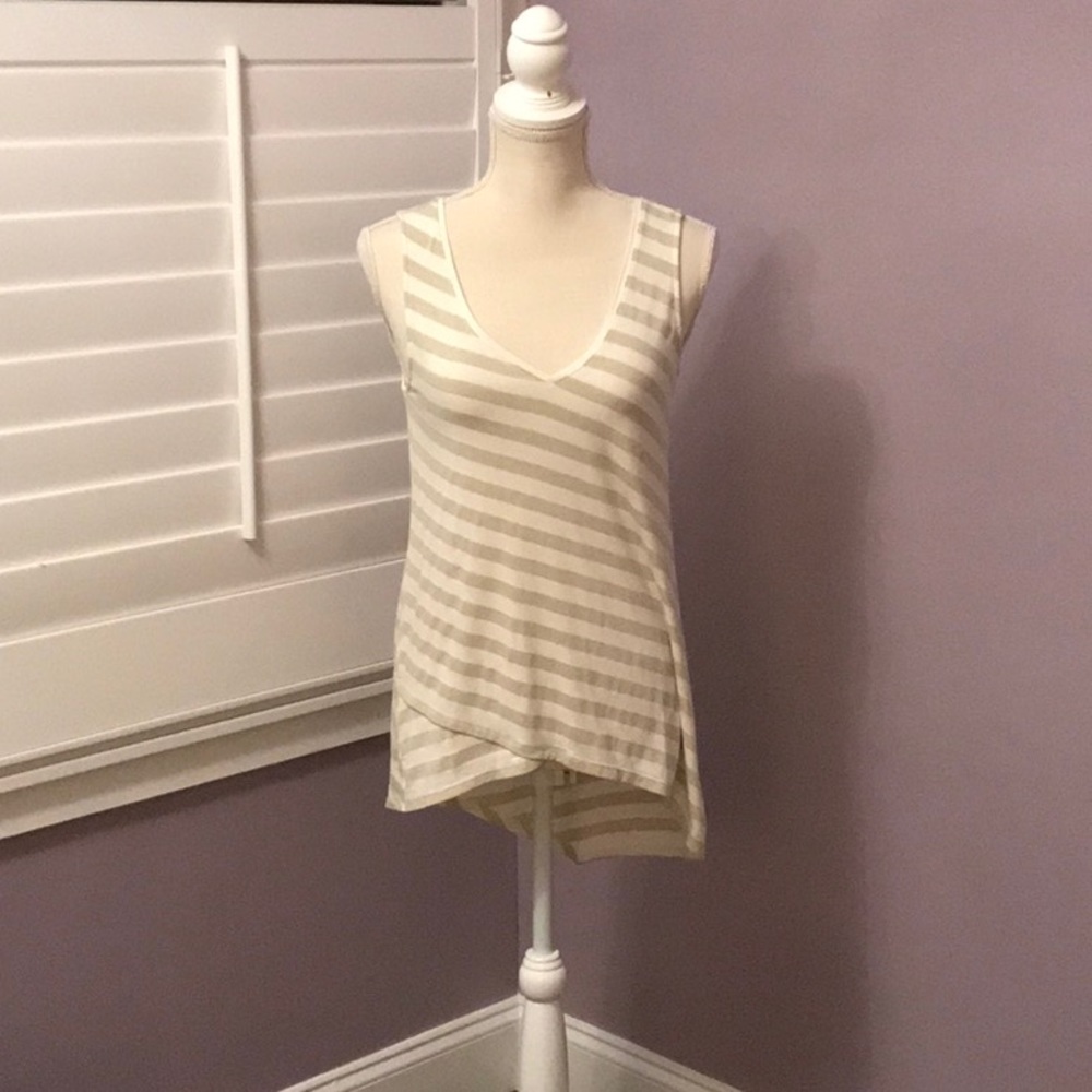 Striped, sleeveless blouse, with V neckline.